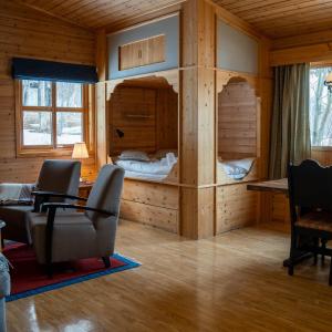阿尔塔Gargia Lodge的小屋内的房间配有桌子和椅子