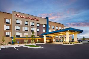 西班牙福克Hampton Inn & Suites Spanish Fork, Ut的前面有一个停车位的酒店