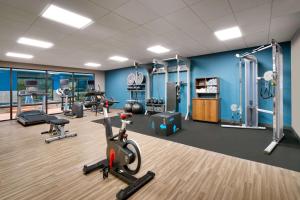 西班牙福克Hampton Inn & Suites Spanish Fork, Ut的健身房设有跑步机和健身自行车