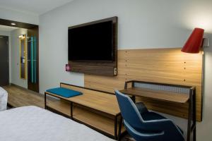 格罗夫城Tru By Hilton Grove City Columbus的客房设有1张床、1张办公桌和1台电视。