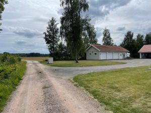 斯卡拉Katthagen的房屋和树旁的土路