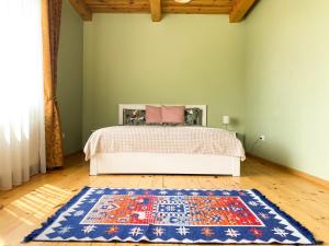 德鲁斯基宁凯House in Druskininkai Oldtown的一间卧室配有一张床,铺有木地板。