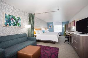 罗斯威尔Home2 Suites by Hilton Roswell, NM的酒店客房,配有床和沙发