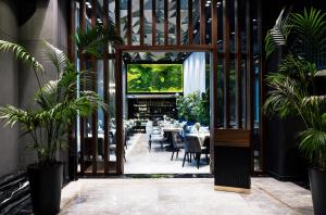 伊斯坦布尔The Maestro Hotel的用餐室配有桌椅和植物
