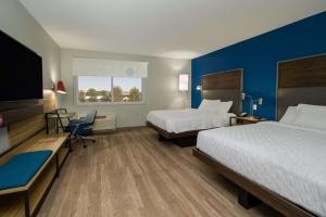 哥伦布Tru By Hilton Columbus Airport的酒店客房设有两张床和一台平面电视。