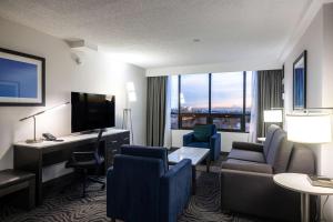 卡尔加里DoubleTree by Hilton Calgary North的酒店客房设有书桌和客厅。