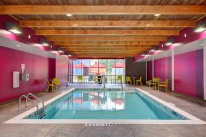 米尔堡Home2 Suites By Hilton Fort Mill, Sc的一个带紫色墙壁和木制天花板的游泳池