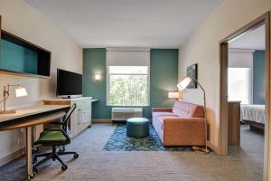米尔堡Home2 Suites By Hilton Fort Mill, Sc的酒店客房配有书桌和床。