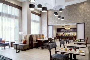 印地欧Hampton Inn & Suites Indio, Ca的一间带桌椅的餐厅和一间厨房