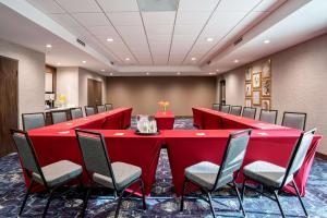 印地欧Hampton Inn & Suites Indio, Ca的一间会议室,配有红色的桌子和椅子