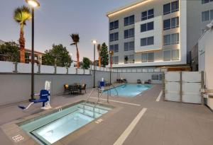 森林湖Homewood Suites By Hilton Irvine Spectrum Lake Forest的大楼前的游泳池