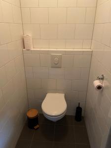 奥多恩De Koestal的浴室位于隔间内,设有白色卫生间。