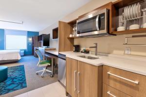 巴特尔克里克Home2 Suites By Hilton Battle Creek, Mi的一个带水槽的厨房和一张书桌