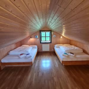 Minni-BorgMinniborgir Cabins的小型客房设有两张床和小窗户。