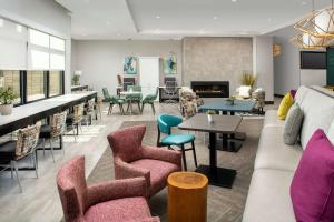 丹佛Home2 Suites By Hilton Denver Northfield的客厅配有沙发和椅子
