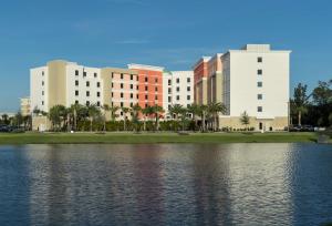 卡纳维拉尔角Home2 Suites By Hilton Cape Canaveral Cruise Port的一群靠近水体的建筑物