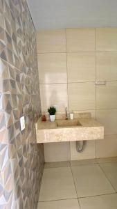 博尼图Recanto das Araras, Transcendental的一间带水槽和瓷砖墙的浴室