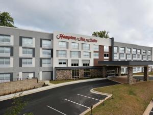 夏洛特Hampton Inn & Suites Charlotte North I 485的汉普顿套房前方的 ⁇ 染