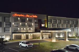 夏洛特Hampton Inn & Suites Charlotte North I 485的停在大楼前停车场的白色货车