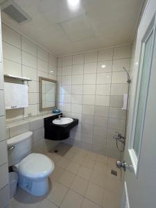 南竿富喜民宿二馆 的浴室配有白色卫生间和盥洗盆。