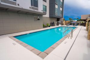 因皮里尔滩Hampton Inn & Suites Imperial Beach San Diego, Ca的一座建筑物中央的游泳池