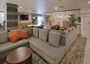 奇科Doubletree By Hilton Chico, Ca的客厅配有沙发和桌子