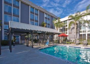 奇科Doubletree By Hilton Chico, Ca的一座位于酒店前方的游泳池,