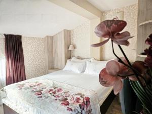 索佐波尔Villa Magnolia的一间卧室,配有一张带鲜花的床