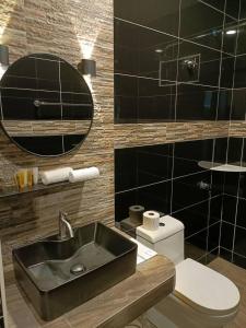 淡马鲁Perry Barr La Ganta Residence的一间带水槽、卫生间和镜子的浴室