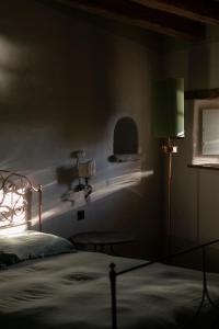 韦内雷港La Casa sopra il Castello - Portovenere的一间卧室配有一张床和一个绿灯