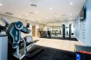 布莱克本Hampton By Hilton Blackburn的健身房,带跑步机的健身房