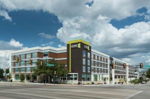 沃思堡Home2 Suites by Hilton Fort Worth Cultural District的一座大建筑的侧面有花旗