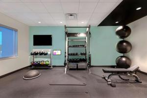 格兰特维尔Tru By Hilton Grantville, Pa的健身室,健身房设有长凳和举重器材