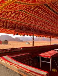瓦迪拉姆joy of life的沙漠中带桌子和长凳的红色凉亭