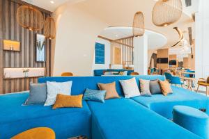 华沙Hampton By Hilton Warsaw Reduta的客房内的蓝色沙发及枕头