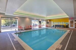 MonroeTru By Hilton Monroe, Oh的在酒店房间的一个大型游泳池