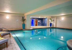 布莱顿霍夫Leonardo Royal Hotel Brighton Waterfront的在酒店房间的一个大型游泳池