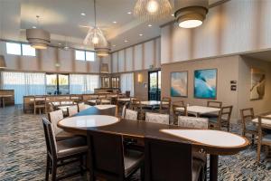 利弗莫尔Homewood Suites By Hilton Livermore, Ca的用餐室设有桌椅和窗户。