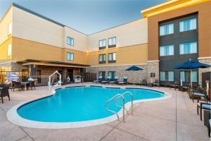 利弗莫尔Homewood Suites By Hilton Livermore, Ca的酒店前方设有桌椅的游泳池
