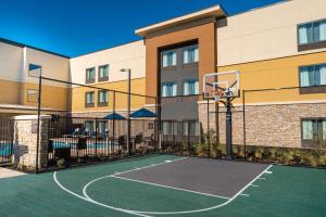 利弗莫尔Homewood Suites By Hilton Livermore, Ca的大楼前的篮球场
