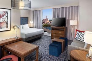 波士顿Homewood Suites by Hilton Boston Seaport District的酒店客房,配有床和电视