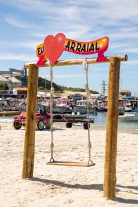阿拉亚尔-杜卡布Suit's Bella Vista Arraial do Cabo的海滩上的标志,上面有一颗心