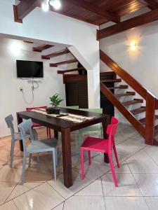 伊瓜苏港Reflejos de Luna Llena的一间带桌椅和楼梯的用餐室