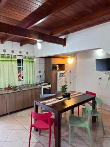 伊瓜苏港Reflejos de Luna Llena的厨房配有木桌和椅子