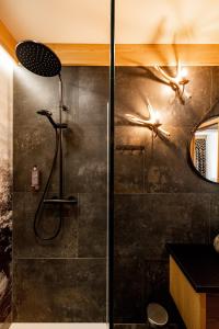 考斯赛力克Ku Dolinie的一间设有黑色墙壁淋浴的浴室