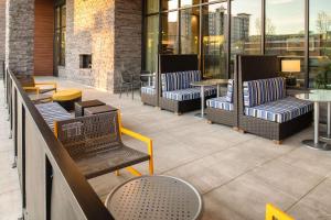 博伊西Home2 Suites By Hilton Boise Downtown的庭院设有桌椅和窗户。