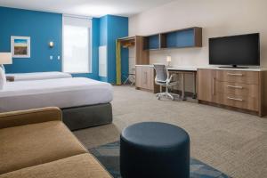 博伊西Home2 Suites By Hilton Boise Downtown的酒店客房设有两张床和一台平面电视。