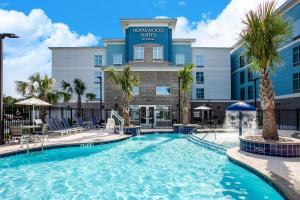 默特尔比奇Homewood Suites By Hilton Myrtle Beach Coastal Grand Mall的酒店前的游泳池