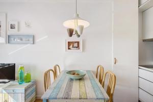 阿威罗Apartamento T1 - Salina Ria的厨房配有木桌和椅子
