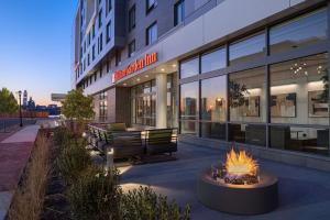 CamdenHilton Garden Inn Camden Waterfront Philadelphia的楼前的火坑